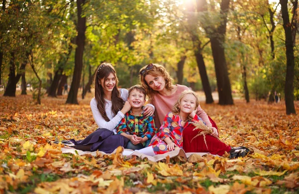 Retrato de familia feliz en el parque forestal en otoño colorido — Foto de Stock