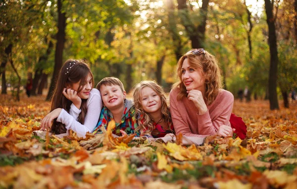 Retrato de família feliz no parque florestal no outono colorido — Fotografia de Stock