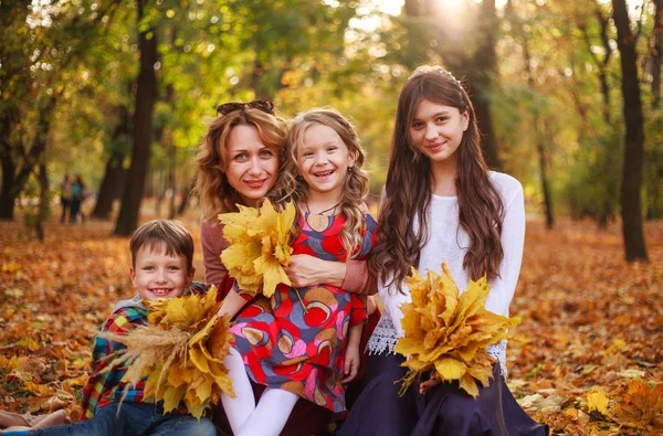 Портрет счастливой семьи в лесном парке осенью красочный — стоковое фото