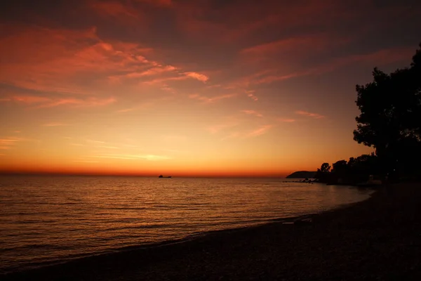 Spektakulärer Romantischer Sonnenuntergang Der Mittelmeerküste Wolken Bunten Himmel Bar Montenegro — Stockfoto