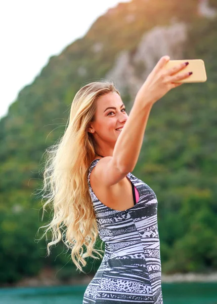 Menina Encantadora Leva Selfie Com Smartphone Beira Mar Fundo Montanhas — Fotografia de Stock