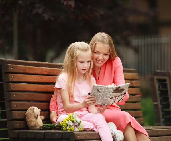 Мама Дочерью Дома Саду Читают Книгу Вместе Скамейке Парке — стоковое фото