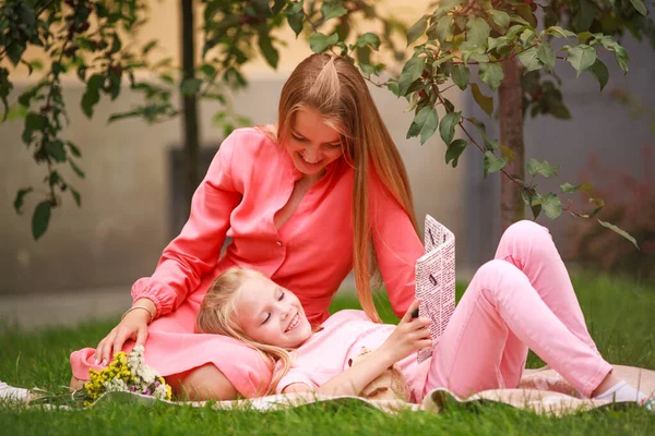 Mãe Com Filha Jardim Casa Lendo Livro Juntos Grama Gramado — Fotografia de Stock