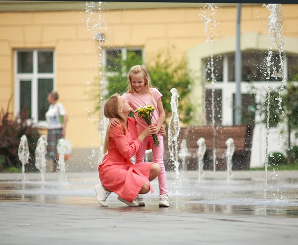 Anne Kızı Şehir Meydanındaki Çeşmede Birlikte Eğleniyorlar — Stok fotoğraf