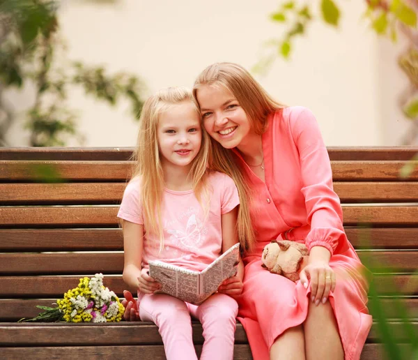 Ragazza Bambina Con Madre Una Panchina Legno Parco Cittadino Leggere — Foto Stock