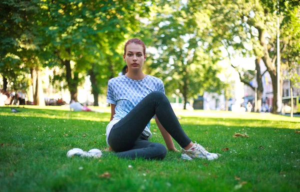 Młoda Kobieta Dziewczyna Parku Miejskim Zielonej Trawie Robi Ćwiczenia Rozciągające — Zdjęcie stockowe