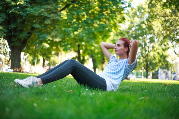 Giovane Ragazza Nel Parco Della Città Erba Verde Facendo Stretching — Foto Stock