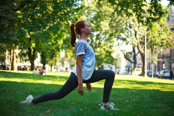 Ung Kvinna Flicka Stadsparken Grönt Gräs Gör Stretching Fitness Övningar — Stockfoto