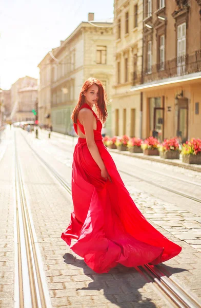 Appassionato Giovane Ragazza Signora Lungo Vestito Rosso Strada Una Vecchia — Foto Stock