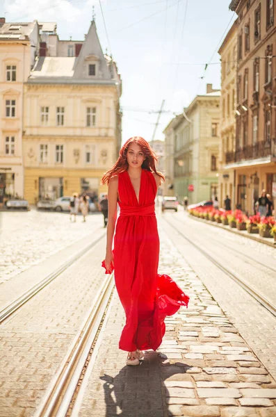 Jovem Apaixonada Senhora Vestido Vermelho Longo Rua Uma Cidade Europeia — Fotografia de Stock