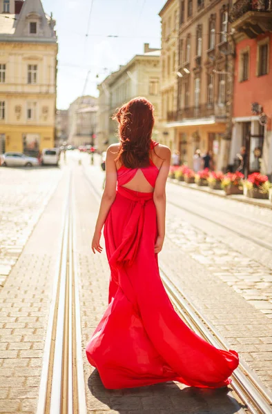 Chica Joven Apasionada Dama Largo Vestido Rojo Calle Una Vieja — Foto de Stock