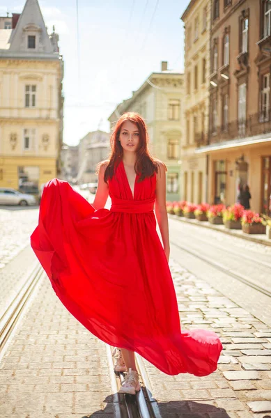 Chica Joven Apasionada Dama Largo Vestido Rojo Calle Una Vieja — Foto de Stock