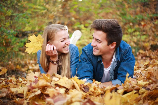 Pareja Joven Enamorada Chico Una Chica Divierten Las Hojas Caídas —  Fotos de Stock