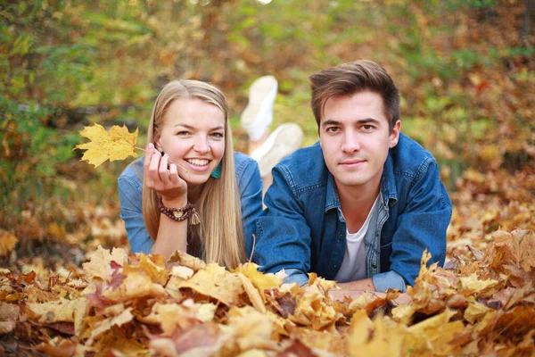 Junges Verliebtes Paar Ein Mann Und Ein Mädchen Amüsieren Sich — Stockfoto