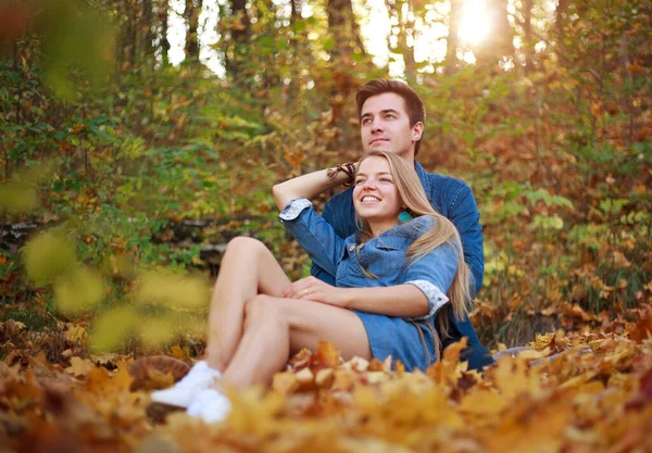 Pareja Joven Enamorada Chico Una Chica Divierten Las Hojas Caídas —  Fotos de Stock