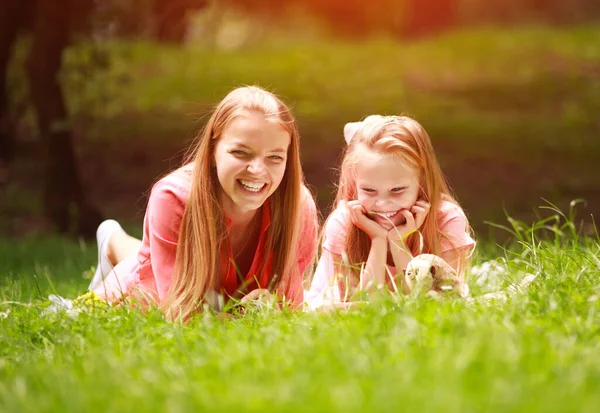 Mère Fille Amusent Ensemble Dans Parc Forestier Sur Nature Parentalité — Photo