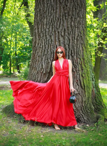 Muchacha Joven Atractiva Señora Vestido Largo Rojo Parque Forestal Verano —  Fotos de Stock