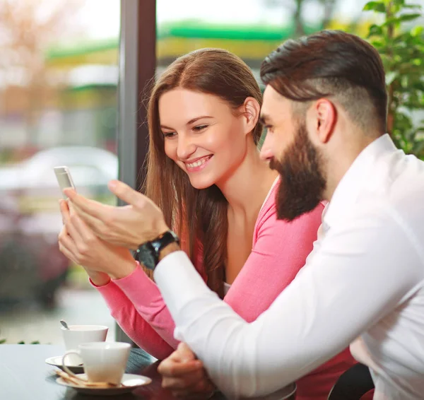 Aşık Genç Çift Kız Bir Kafede Otururken Akıllı Telefon Kullanırlar — Stok fotoğraf