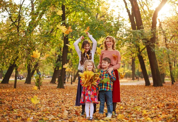 Familia Feliz Alegre Una Madre Con Tres Hijos Divierten Juntos — Foto de Stock