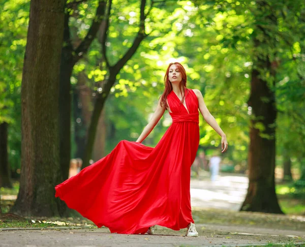 Joven Mujer Moda Vestido Largo Lujoso Rojo Camina Parque Verano — Foto de Stock