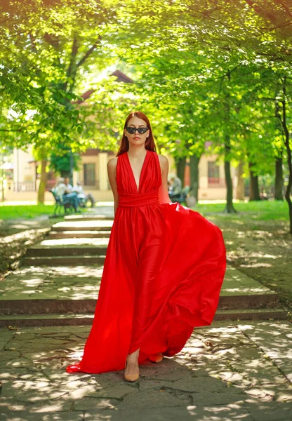 Giovane Donna Alla Moda Lunghe Passeggiate Rosse Vestito Lusso Parco — Foto Stock