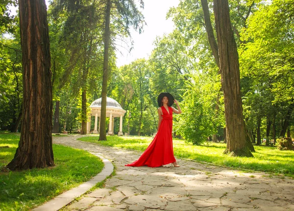 Mladá Módní Žena Dlouhých Červených Luxusních Šatech Procházky Letním Parku — Stock fotografie