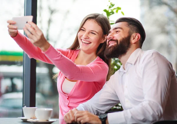 Kafede Akıllı Telefonlu Mutlu Sevgi Dolu Bir Çift Iletişim Kurarken — Stok fotoğraf