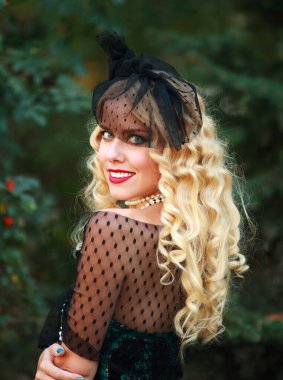 Modaya uygun eski moda elbiseli zarif genç bayan, açık havada güneş ışığında doğal güzellik portresi.