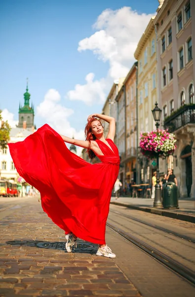 Uzun Kırmızı Elbiseli Çekici Genç Kadın Turist Kasabasının Meydanında Yürüyor — Stok fotoğraf