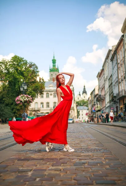 Attraktiv Ung Kvinna Lång Röd Klänning Går Längs Torget Turiststaden — Stockfoto