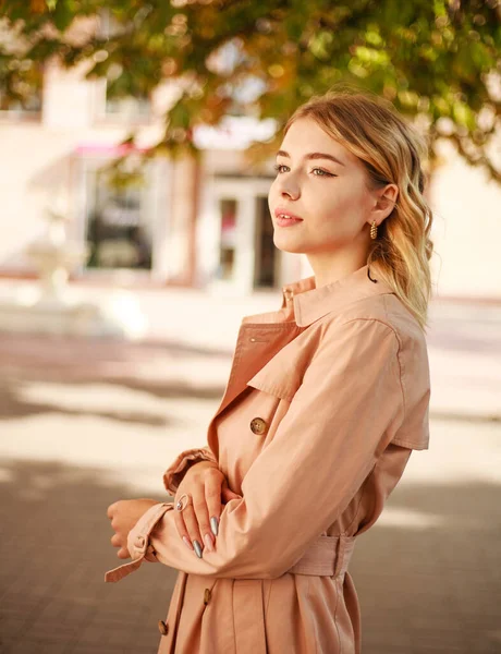 Mujer Moda Joven Impermeable Beige Calle Una Ciudad Europea — Foto de Stock