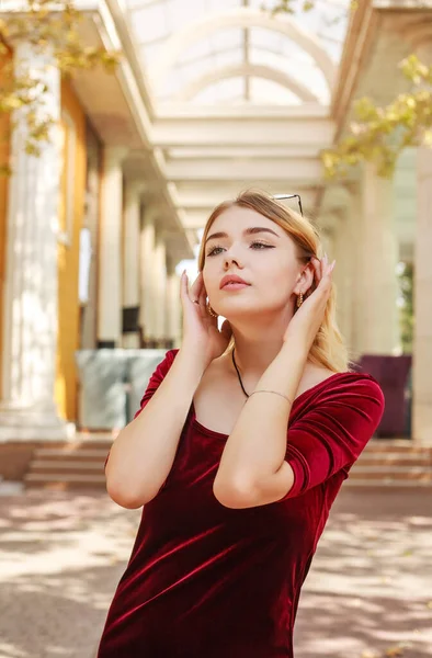 Ragazza Abito Gioielli Posa Sullo Sfondo Antico Ristorante Una Strada — Foto Stock