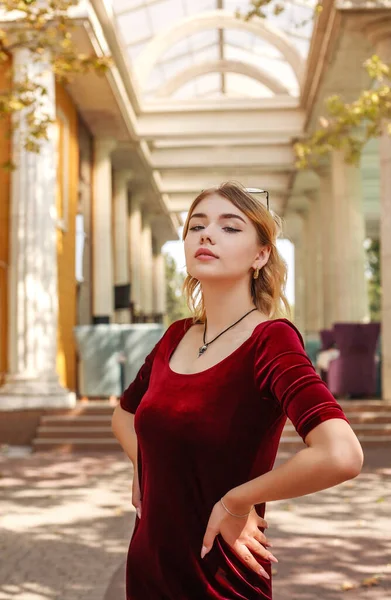 Ragazza Abito Gioielli Posa Sullo Sfondo Antico Ristorante Una Strada — Foto Stock