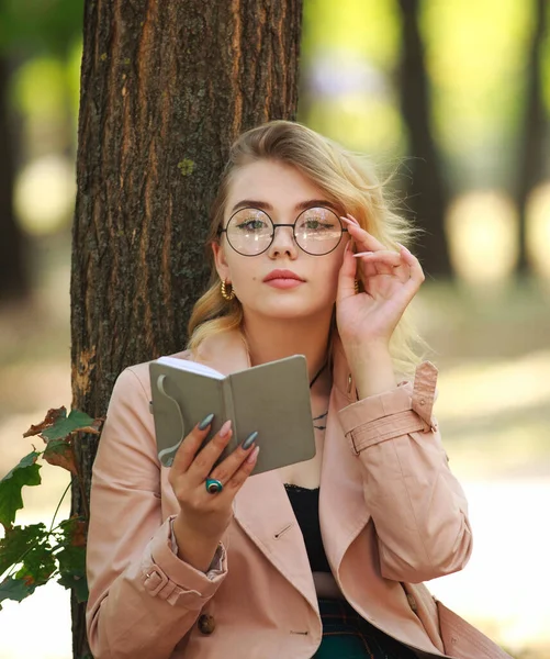 Jong Modern Meisje Student Het Bos Park Leest Een Notitieboekje — Stockfoto