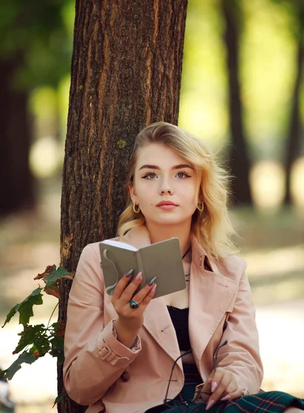 Ung Modern Flicka Student Skogsparken Läser Anteckningsbok — Stockfoto