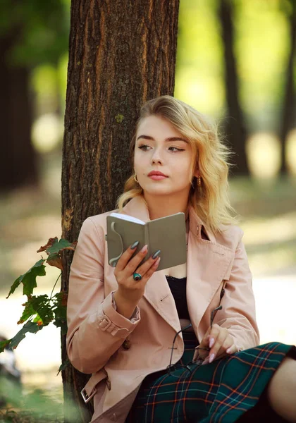 Orman Parkındaki Genç Modern Kız Bir Defter Okuyor — Stok fotoğraf