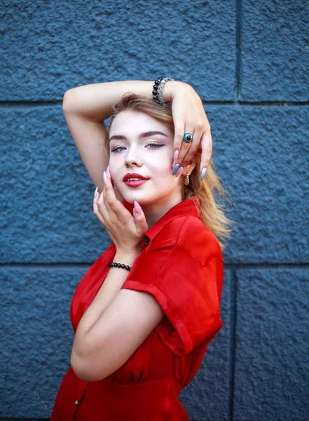 Menina Alegre Vestido Vermelho Brilhante Fundo Uma Parede Colorida — Fotografia de Stock