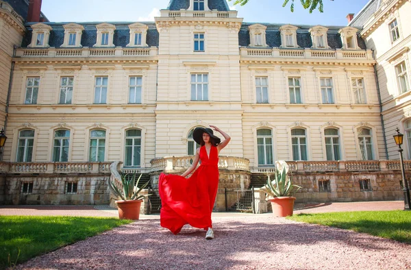 Modèle Mode Fille Dans Une Robe Rouge Longue Luxe Sur — Photo