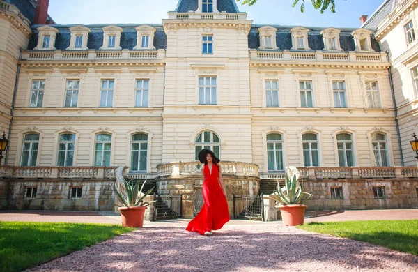 Mädchen Mode Modell Einem Luxuriösen Langen Roten Kleid Auf Dem — Stockfoto
