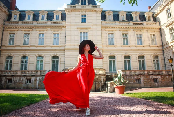 Chica Modelo Moda Lujoso Vestido Largo Rojo Fondo Antiguo Castillo — Foto de Stock