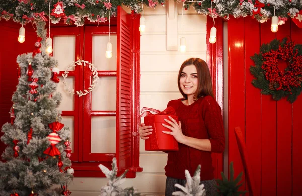 Chica Con Regalo Sus Manos Una Casa Decorada Navidad Celebrando — Foto de Stock