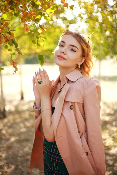 Ung Flicka Student Stadspark Naturen — Stockfoto