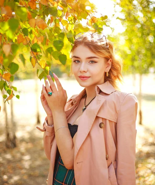 Ung Flicka Student Stadspark Naturen — Stockfoto