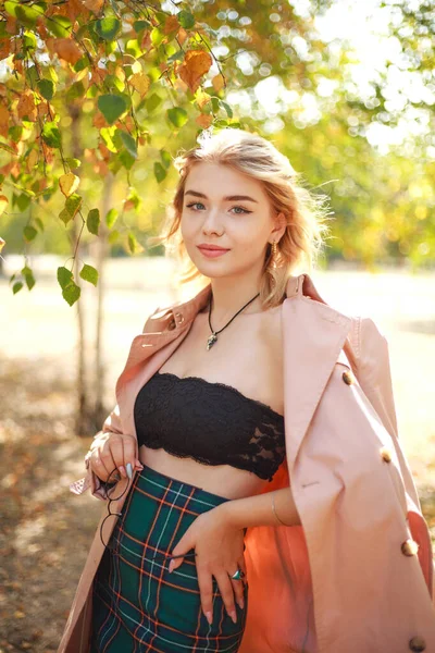 Junge Studentin Stadtpark Der Natur — Stockfoto