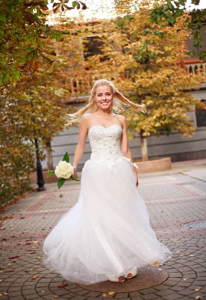 Mladá Šťastná Nevěsta Svatební Bílé Šaty Podzimním Dvoře Vír Emocionálně — Stock fotografie