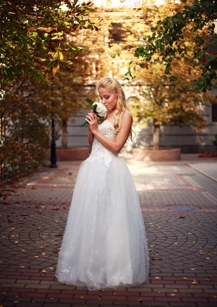 Молодая Задумчивая Невеста Свадебном Белом Платье Осеннем Дворе — стоковое фото