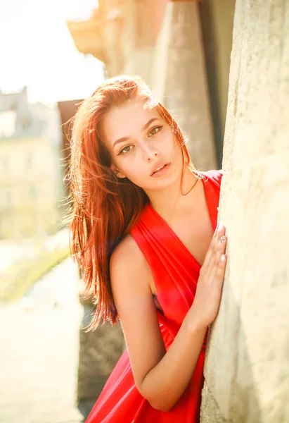 Menina Bonita Uma Rua Cidade Verão Brilhante Dia Ensolarado Vestido — Fotografia de Stock