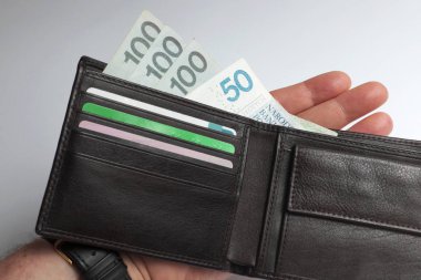 Lehçe para, zarif deri cüzdan, kredi kartı ve bir erkek eli ..                                                                                                                                                          