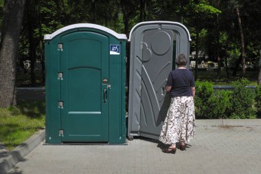 Portable toilets, the woman enters the toilet on the right, on the left only for the disabled ...