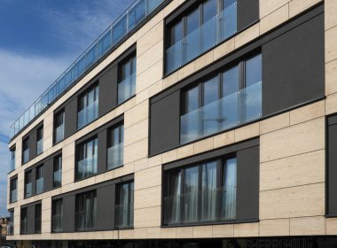 Modern kentsel planlama, düşük binalar, cam ve taş, Krakow Polonya, konut evlerin şehirler ve yerleşim planlama ...                                              